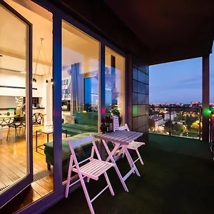 Qbik Artistic Cityscape Apartament